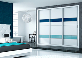 Frente de armario deslizante con las puertas combinado melamina blanca y franjas en cristal lacado azul en dos tonos de RAL