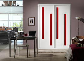 Frente de armario de puertas correderas, a medida,  perfileria four, puerta lacado blanco pantografiado fresado, cristal lacobel rojo.