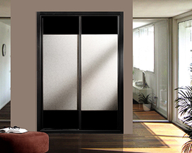 Frente de armario de puertas correderas a medida, perfilería sport negro, puerta ankara/cristal negro, decoración japonesa negra.