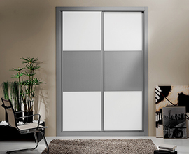Frente de armario  a medida de puertas deslizantes perfilería sport plata, hoja melamina aluminio/blanca, decoración japonesa plata.