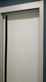 Frente de armario a medida de puertas deslizantes, perfilería sport blanco, puerta lacada blanca fresado.