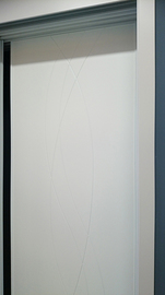 Frente de armario a medida de puertas correderas perfilería sport blanco, puerta lacada blanca fresado ondas.