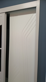 Frente de armario a medida de puertas correderas, perfilería sport blanco, puerta lacada blanca fresado remos.