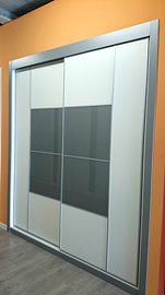 Armario empotrado de puertas correderas a medida, perfilería fine plata, puerta melamina blanca/cristal gris, decoración japonesa plata.