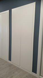 Frente de armario a medida, de puertas abatible fresado lacado blanco con tirador fresado.