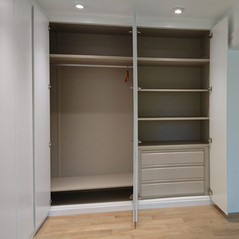 Armario empotrado con estantes y cajones en un melamina lino textil cancún