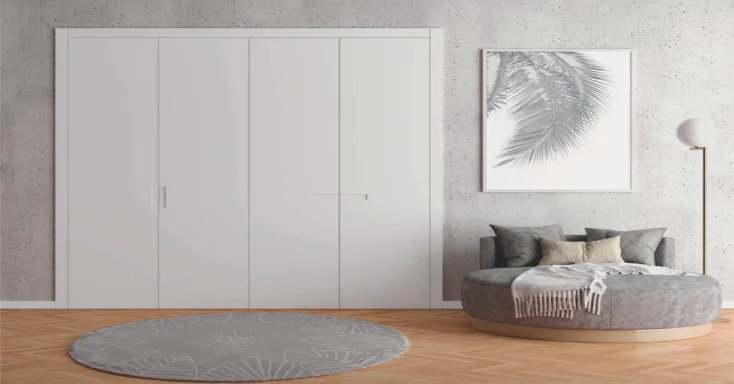 Frente de armario de puertas abatibles lacadas en blancocon tirador fresado de doble diseño 