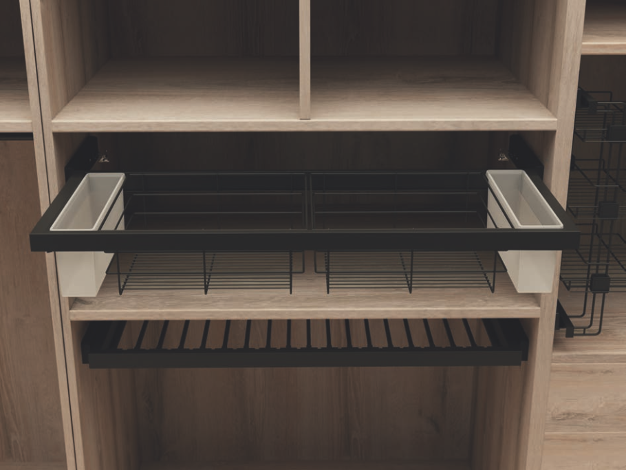 Estante de madera con un cajón color moka y pantalonero extraíble en la parte inferior.