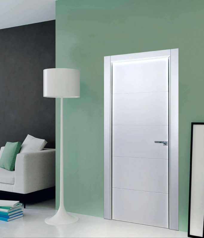 Puerta lacada blanca en Madrid