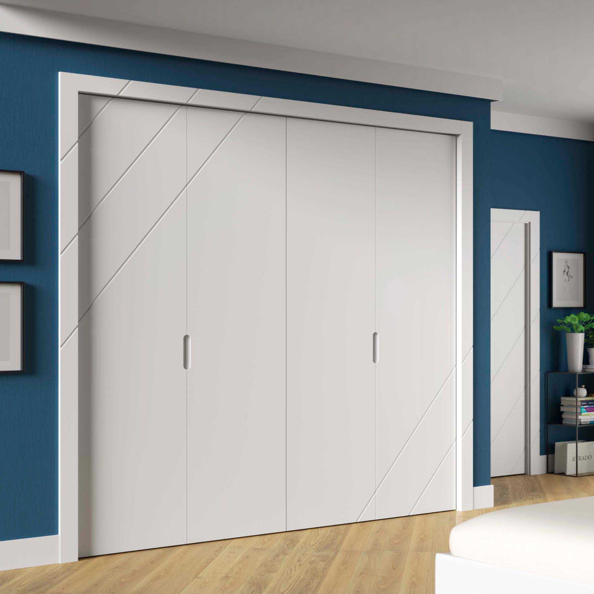 Armario de puertas abatibles lacadas en blanco en una habitación con paredes azules y suelo de madera clara.