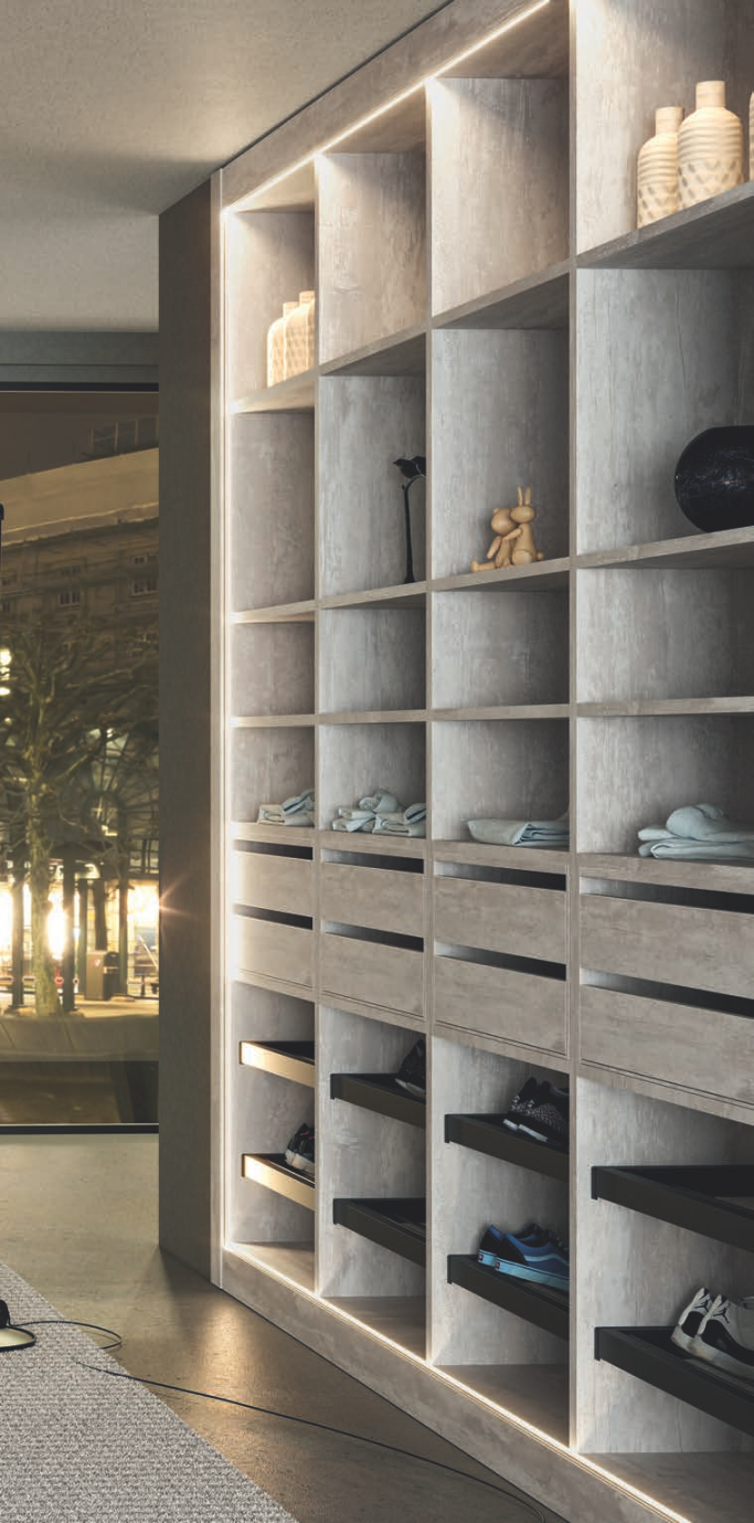 Estantería moderna con iluminación suave y espacios para zapatos y accesorios.